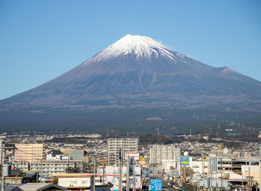 Que el Monte Fuji entre en erupción sería catastrófico, así que el gobierno de Japón ha usado IA para advertir a la población
